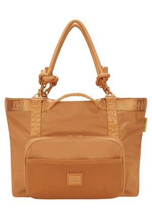 Grand sac fourre-tout beige avec des poignées épaisses en corde, poche avant zippée avec détail en mesh, et bretelles et étiquette de marque.