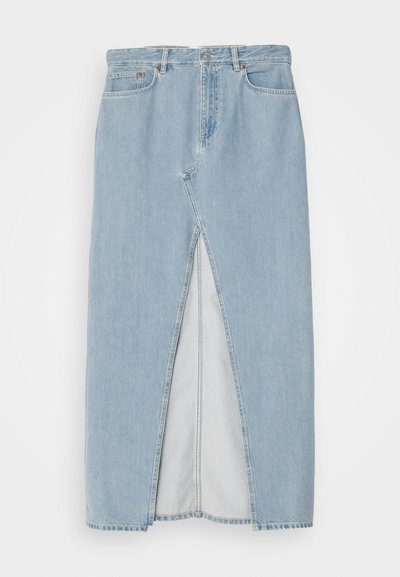 Ανοιχτό μπλε τζιν φούστα με εμπρόσθιο σκίσιμο και ακατέργαστο στρίφωμα. Διαθέτει κλασικό στυλ πέντε τσεπών και κουμπί κλεισίματος στη μέση.