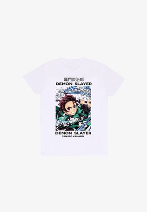Hvid kortærmet t-shirt med "Demon Slayer" grafik af en figur med brunt hår og et grøn- og sort outfit, omgivet af bølger.