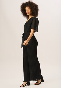 GINI LONDON ANGLE SLEEVES PLEATED - Jumpsuit - black