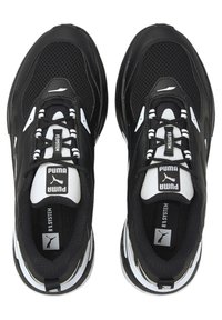 Ein Paar schwarz-weiße Puma-Sneaker aus Mesh-Stoff mit Schnürsenkeln und "RS SYSTEM"-Branding auf der Zunge und der Innensohle, von oben betrachtet.