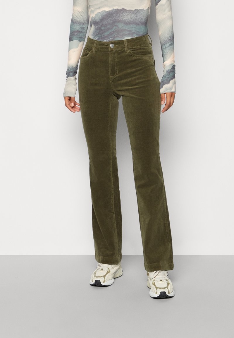 Pantalon en velours côtelé vert olive avec une jambe évasée, doté d'une taille haute, de cinq poches et d'une braguette zippée avec fermeture par bouton.