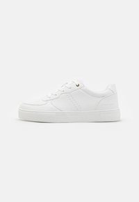 Zapatilla blanca de cuero con detalles perforados, cordones planos y una suela de goma texturizada. Diseño minimalista con una silueta limpia. Ojal de acento dorado.