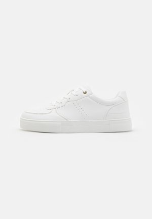 Basket blanche en cuir avec des détails perforés, lacets plats et semelle en caoutchouc texturé. Design minimaliste avec une silhouette épurée. Œillet doré en accent.