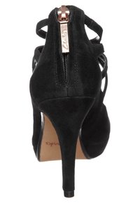 Černá semišová vysoká bota na podpatku s zipem na zadní straně, otevřenými bočními stranami a štíhlým jehlovým podpatkem.