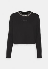 Schwarzes langärmliges, kurzes Sweatshirt mit einem gerippten Ausschnitt, das mit einem dekorativen Schmuckdetail und dem Text "MISS SIXTY" in Weiß versehen ist.