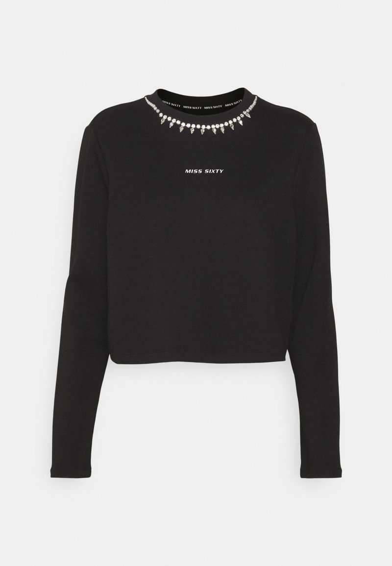 Schwarzes langärmliges, kurzes Sweatshirt mit einem gerippten Ausschnitt, das mit einem dekorativen Schmuckdetail und dem Text "MISS SIXTY" in Weiß versehen ist.