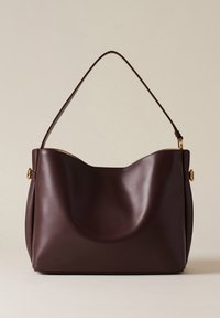 Braune Leder-Schultertasche mit gewölbtem oberen Teil, glatter Textur, einem einzelnen Riemen und goldfarbenen hardware Akzenten an den Seiten.