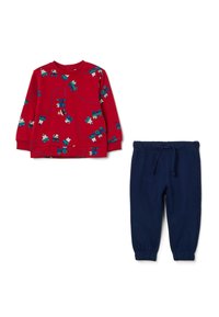 Sudadera roja de manga larga para niños pequeños con un patrón de coches en azul y blanco, combinada con pantalones lisos azul marino de cintura elástica.