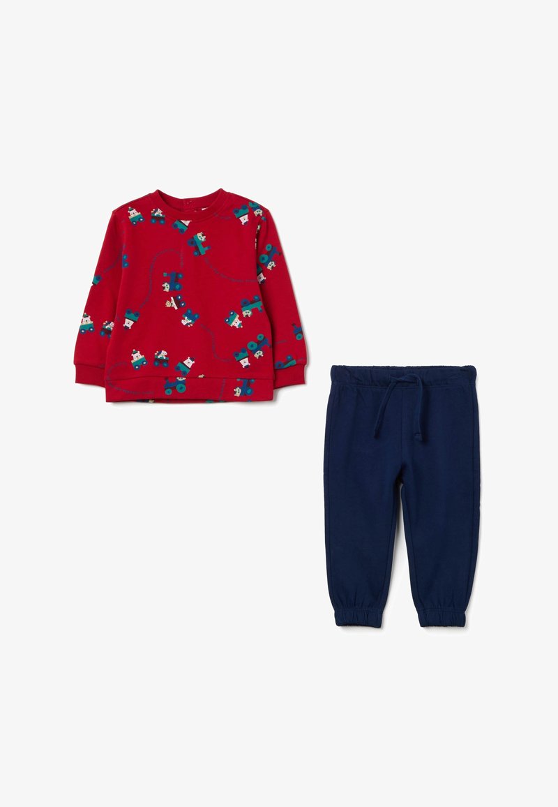 Sudadera roja de manga larga para niños pequeños con un patrón de coches en azul y blanco, combinada con pantalones lisos azul marino de cintura elástica.