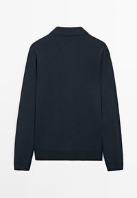 Dunkelblauer Langarmpullover mit geripptem Kragen, Ärmeln und Saum, flach ausgelegt und die Rückseite zeigend.