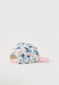 Καπέλο μπέιζμπολ με κρεμ ύφασμα που έχει μπλε τυπωμένες καρικατούρες, ροζ γείσο και ρυθμιζόμενο λουράκι στο πίσω μέρος.