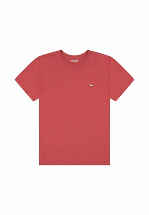 Röd kortärmad t-shirt i bomull med rundad halsringning. Har en liten vit logotyp på vänster bröst. Slät textur och avslappnad passform.