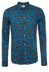 Lange mouwen shirt in blauwe stof met een zwart en groen luipaardprintpatroon. Heeft een puntige kraag en een knoopsluiting aan de voorkant met witte knopen.