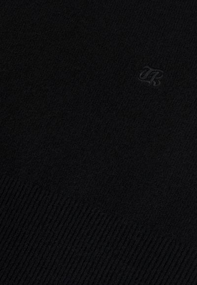 Schwarzer gestrickter Pullover mit geripptem Muster und einem dezenten gestickten Logo in der unteren Ecke. Weiches, warmes Material.