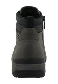 Szare buty trekkingowe z fakturowaną cholewką, wyściełanym kołnierzem, tylnym zamkiem błyskawicznym oraz solidną gumową podeszwą z wzorami zwiększającymi przyczepność.