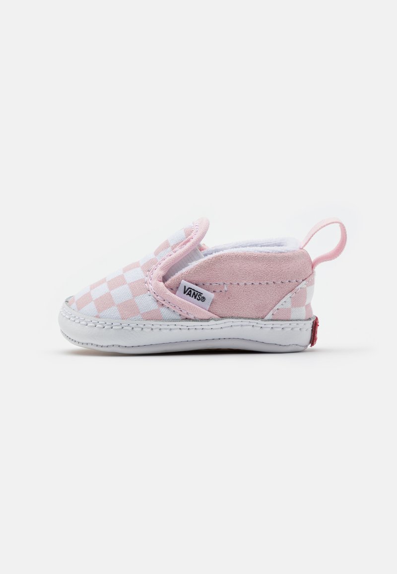Scarpe slip-on a scacchi rosa e bianche con tomaia in tessuto morbido, suola in gomma bianca e passante sul tallone per una facile calzata.