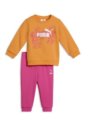 Børneto-delt sæt med sennepsgul sweatshirt med pink Dora Udforsker-print og pink bukser med Puma- og Dora-logoer.
