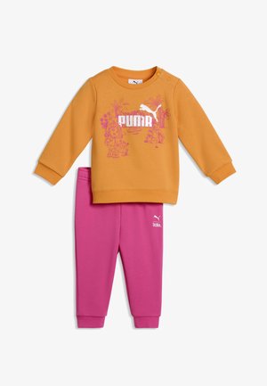 Børneto-delt sæt med sennepsgul sweatshirt med pink Dora Udforsker-print og pink bukser med Puma- og Dora-logoer.