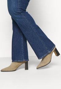 Wrangler BOOTCUT - Calças de ganga bootcut - good life