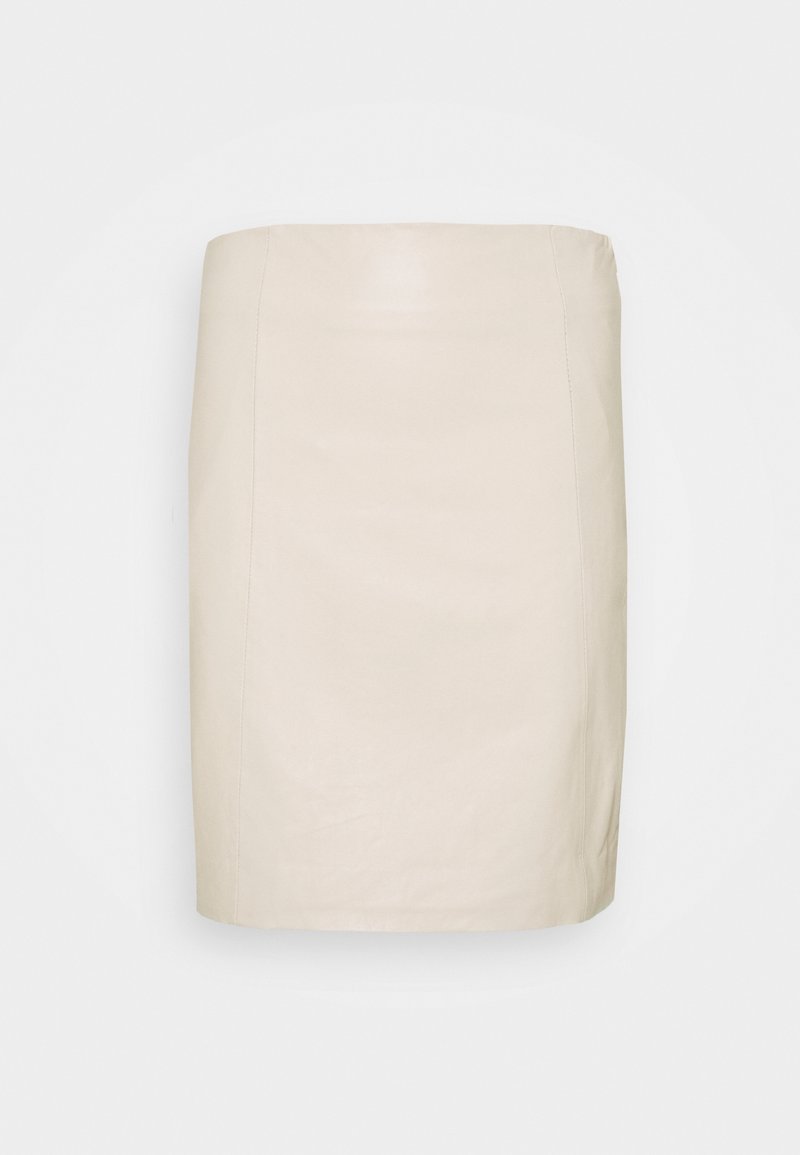 Mini-jupe en cuir beige avec une coupe droite et des coutures verticales visibles sur un fond blanc uni.