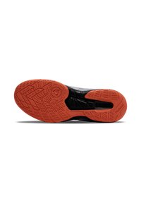 Zwarte atleet schoen sole met een gestructureerd oppervlak en een opvallende oranje rubberen buitenzool. Inclusief zigzag- en cirkelpatronen.