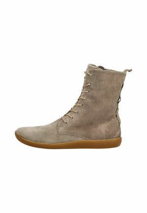 Bota de ante marrón claro con cordones, suela plana de goma y cobertura alta del tobillo, vista de lado sobre fondo blanco.