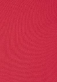 Jasne červené tkaniny s hladkým, ribbovaným povrchom. Materiál vykazuje rovnomerné farbenie bez viditeľných vzorov alebo kovových prvkov.