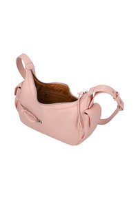 Borsa in pelle rosa con chiusura a zip e interno marrone. Presenta una tasca laterale e un design unico arrotondato con una maniglia corta.