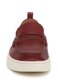 Scarpa slip-on in pelle borgogna con suola in gomma bianca. Presenta un dettaglio a doppia fibbia sulla parte superiore e una piccola linguetta sul retro. Texture liscia.