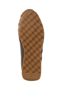 Semelle de chaussure marron avec des clous en caoutchouc circulaires, taille 37 indiquée, et texte "Made in Portugal" sur la section du talon.