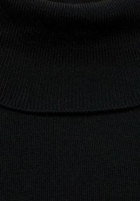 Schwarzer Rollkragenpullover mit gerippter Textur. Der Stoff scheint weich und dehnbar zu sein, mit einem hoch geschnittenen Kragen und einer sauberen Verarbeitung.