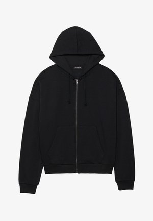 Crni dukserica sa zipom izrađena od meke tkanine, s kengurџim džepom, kapuljačom sa ušicom za stezanje i rebrastim manžetama. Jednostavan dizajn i minimalni detalji.