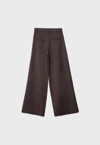 Pantalon marron foncé à jambes larges avec passants de ceinture et deux poches fentes à l'arrière, présenté à plat sur un fond gris clair.
