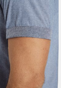 Kurzärmliges blaues Hemd aus strukturiertem Stoff mit umgeschlagenem Ärmelabschluss, das einen weichen Griff und ein lässiges Design zeigt.