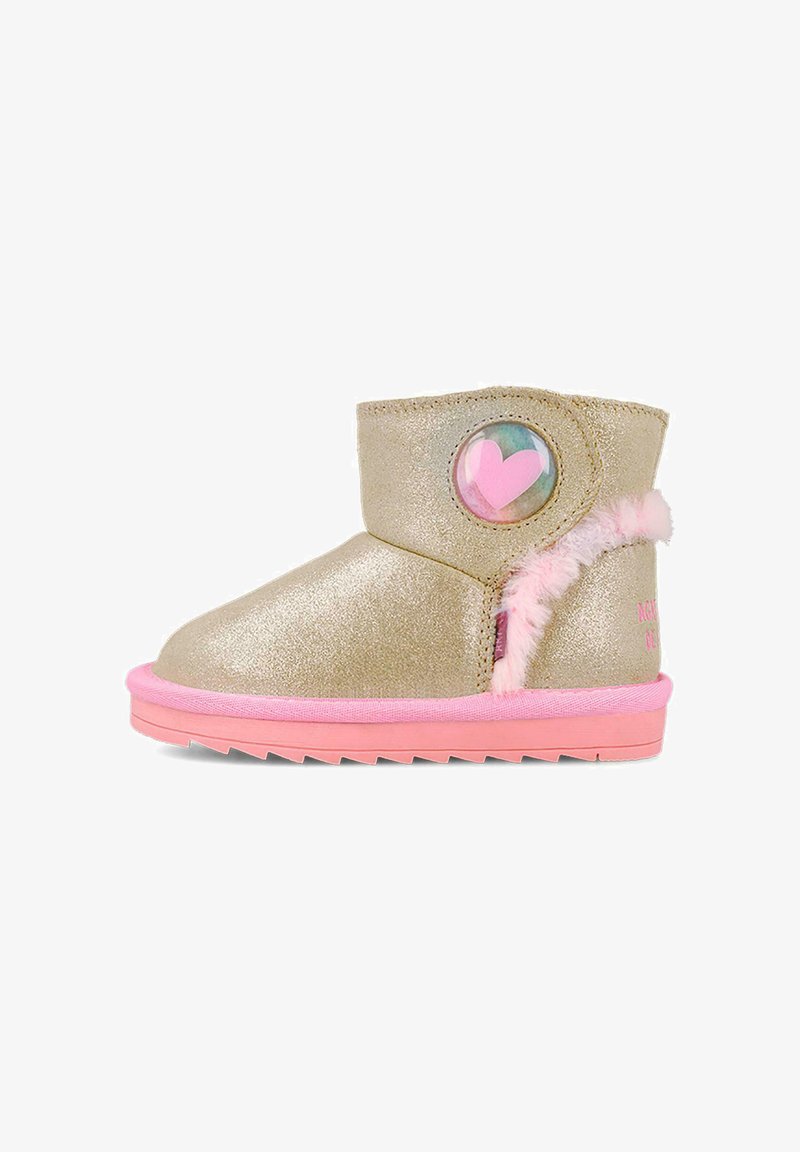 Botín de brillo dorado con borde de piel de color rosa, detalle de corazón circular y suela de goma rosa. Presenta un diseño de punta redonda y tacón bajo.