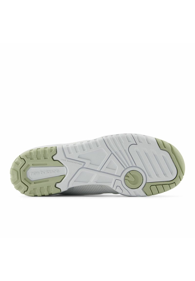 Die Sohle eines New Balance Sneakers, ausgestattet mit einem weißen und hellgrünen Farbschema, strukturiertem Gummi-Griff und geometrischem Profil für zusätzliche Traktion.