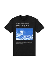 Černé bavlněné tričko s modro-bílou grafikou "Velké vlny u Kanagawy", s anglickým a japonským textem nahoře a dole.