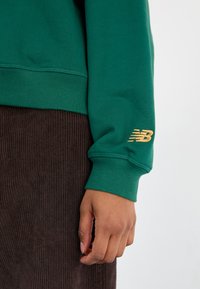 New Balance ATHLETICS CREST CREW - Mikina - nightwatch green