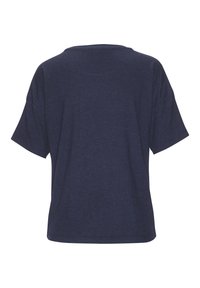 Marineblaues, kurzärmeliges, geripptes Shirt mit rundem Halsausschnitt, von hinten auf weißem Hintergrund gezeigt.