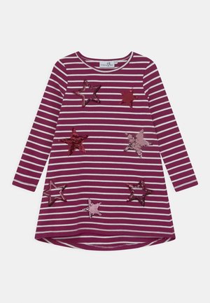 Vestido de manga larga con rayas moradas y blancas, decorado con apliques de estrellas de lentejuelas brillantes en varios tonos de rosa y rojo en la parte delantera.