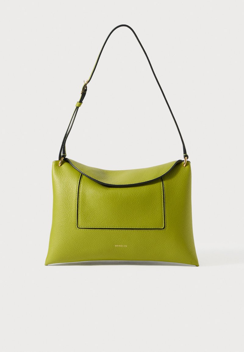 Grøn tekstureret læderhåndtaske med sort rem, der har en klaplukning og en frontlomme. Guldhardwaredetaljer og minimalistisk design.