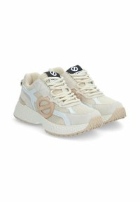 Chaussures de sport beiges avec des panneaux en mesh, une semelle en caoutchouc texturée, des accents neutres et un logo visible sur la languette.