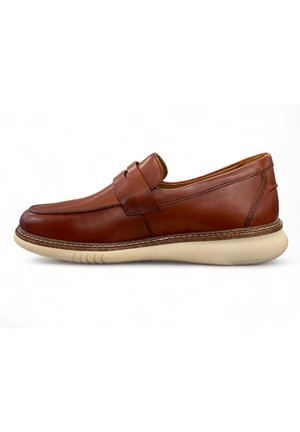 Chaussure en cuir marron avec une surface lisse, design à enfiler et bout rond. Présente une semelle en caoutchouc beige et des accents de couture subtils.