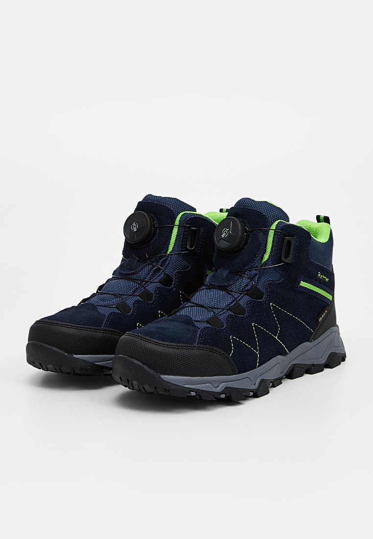 Marine Wanderschuhe mit grünen Akzenten, strukturiertem Gewebe, flexiblem Mesh und kreisförmigem Schnürsystem. Verfügt über eine Gummisohle für besseren Halt.
