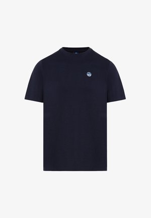 Marineblaues Baumwoll-T-Shirt mit kurzen Ärmeln, Rundhalsausschnitt und kleinem rundem Logo im linken Brustbereich. Glatte Textur, minimalistisches Design.