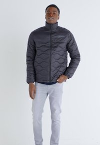 Jack & Jones JJENOAH PUFFER COLLAR - Ľahká bunda - black