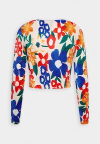 Bunt gestreifter langärmeliger Oberteil mit geripptem Textur, floralen Mustern in Rot, Blau und Orange auf weißem Hintergrund, cropped Design.