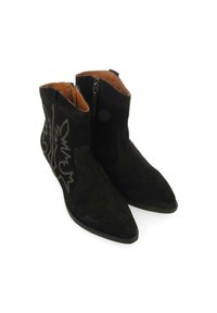 Botas de tobillo de ante negro con puntas afiladas, cremalleras laterales y costuras decorativas blancas. Textura suave y diseño estructurado.
