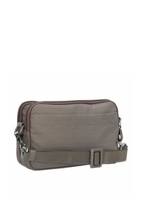 Bolso cruzado sintético marrón con superficie texturizada, compartimentos con doble cremallera y una correa ajustable con un hebilla rectangular.
